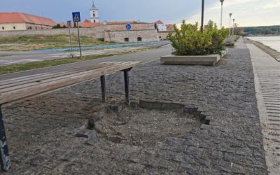 Kockice uz šetalište završile u Dravi