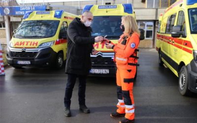 Župan Ivan Anušić uručio ključeve tri nova vozila ravnateljici Zavoda za hitnu medicinu OBŽ