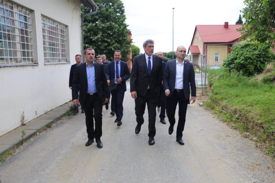 Župan Anušić u pratnji ministra Radovana Fuchsa obišao Srednju školu u Donjem Miholjcu