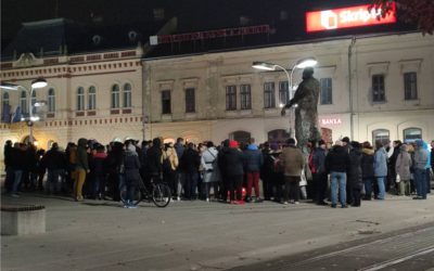 Svake se večeri održava prosvjed “Svjetlom protiv tame”