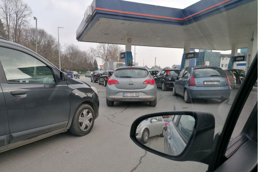 Ogromne gužve na benzinskim postajama u Osijeku