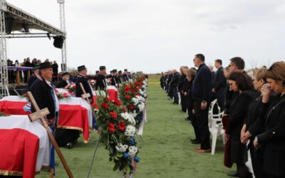U Tenji održan zajednički ispraćaj i pokop 11 civilnih žrtava iz Domovinskog rata