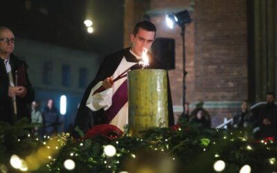 Zapaljena prva svijeća na adventskome vijencu