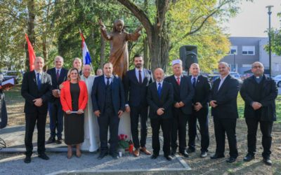 U Osijeku postavljen kip Svete Majke Terezije