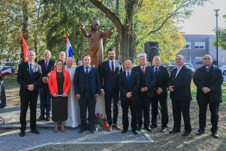 U Osijeku postavljen kip Svete Majke Terezije