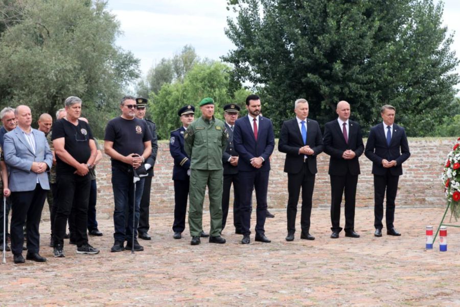 Polaganjem vijenaca i paljenjem svijeća obilježen Dan pobjede i domovinske zahvalnosti i Dan hrvatskih branitelja