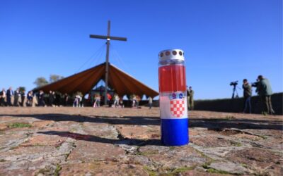 Polaganjem vijenaca i paljenjem svijeća obilježen blagdan Svih svetih