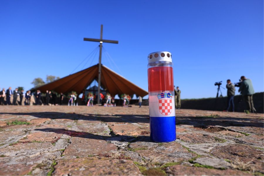 Polaganjem vijenaca i paljenjem svijeća obilježen blagdan Svih svetih