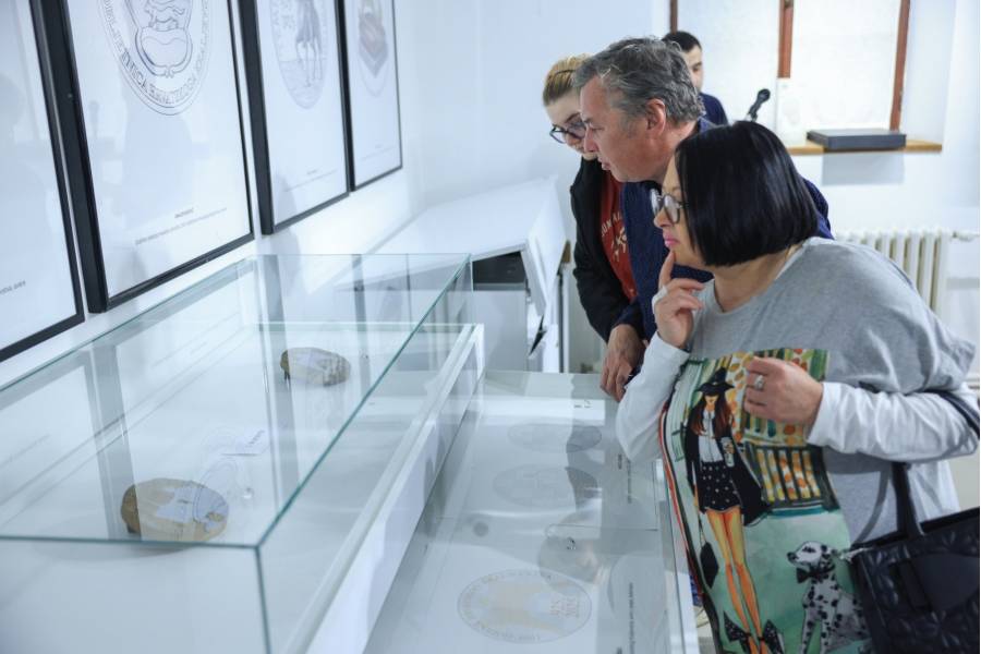 Izložba medalja povodom 1100. godina Hrvatskog kraljevstva u DAOS-u